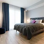 Central Apartments, Quiet With Free Parking And Ac.